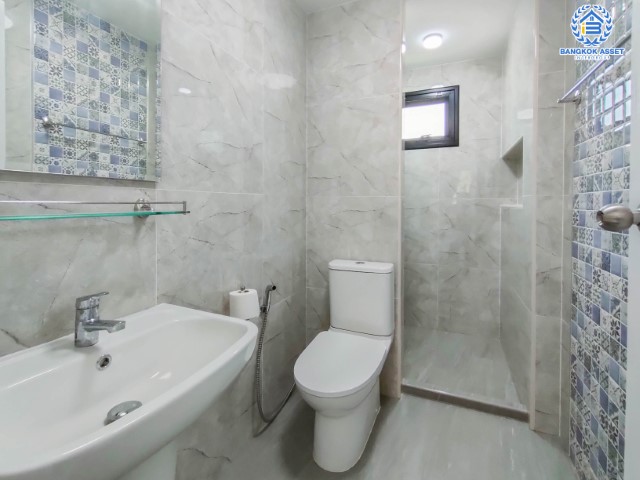 *****บ้านเดี่ยวมือสอง กรุงเทพมหานคร ม.บ้านและสวน2 กาญจนาภิเษก เนื้อที่มากถึง 122 ตร.ว. ฟังก์ชัน 4 ห้องนอน 2 ห้องน้ำ 2 ที่จอดรถ บ้านสร้างใหม่ ไม่เคยเข้าอยู่ มีความเป็นส่วนตัว บนทำเลเยี่ยม ใกล้จุดขึ้นทางด่วน "ศรีรัช" จองด่วน!